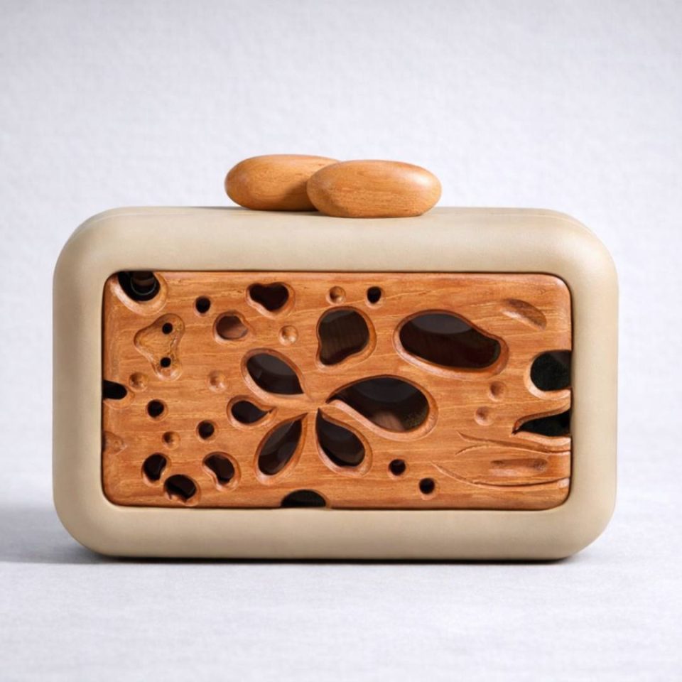 Simetr&iacute;s Honeycomb Acrylic Beige Clutch